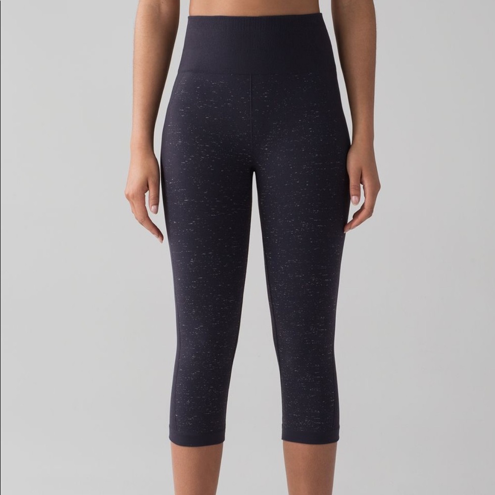 EUC Lululemon Free to Flow Crops